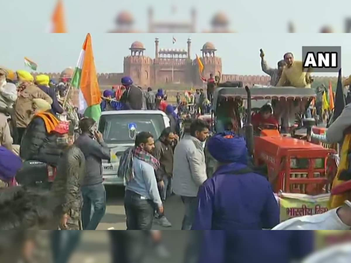 Farmers tractor Rally: હિંસક બન્યા કિસાનો, યોગેન્દ્ર યાદવે હાથ જોડી શાંતિપૂર્ણ પ્રદર્શન કરવાની અપીલ કરી