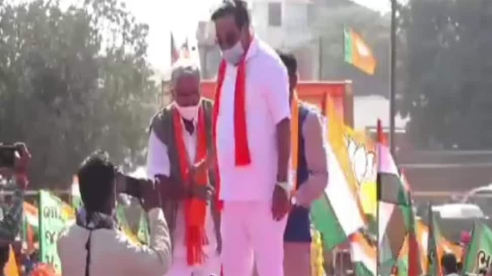 લોકશાહીમાં સરપંચનું મહત્વ PM જેટલું, સાંસદને પણ ગામમાં ઘુસતા પહેલા પુછવું પડે છે: પાટીલ લોકશાહીમાં સરપંચનું મહત્વ PM જેટલું, સાંસદને પણ ગામમાં ઘુસતા પહેલા પુછવું પડે છે: પાટીલ