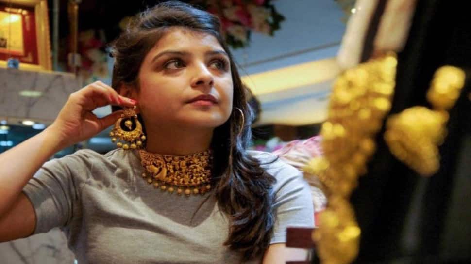 Gold Price Today: બજેટ બાદ સોનાના ભાવમાં જાણો કેટલો ઘટાડો, ચાંદી પણ આટલા રૂપિયા તૂટી Gold Price Today: બજેટ બાદ સોનાના ભાવમાં જાણો કેટલો ઘટાડો, ચાંદી પણ આટલા રૂપિયા તૂટી