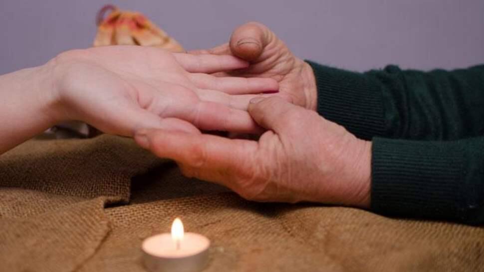 Palmistry: તમારી હથેળી રહેલી આ પૈસાની લાઇનને ઓળખો, જેથી તમે પણ બની શકો છો ધનવાન Palmistry: તમારી હથેળી રહેલી આ પૈસાની લાઇનને ઓળખો, જેથી તમે પણ બની શકો છો ધનવાન