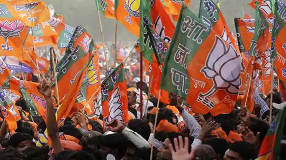 ભાજપમાં ભડકો: અમદાવાદના 16 વોર્ડમાં આખી પેનલો સાફ, ભાજપના 142 માંથી 36 રિપીટ, 106 કોર્પોરેટરને પડતા મુકાયા ભાજપમાં ભડકો: અમદાવાદના 16 વોર્ડમાં આખી પેનલો સાફ, ભાજપના 142 માંથી 36 રિપીટ, 106 કોર્પોરેટરને પડતા મુકાયા