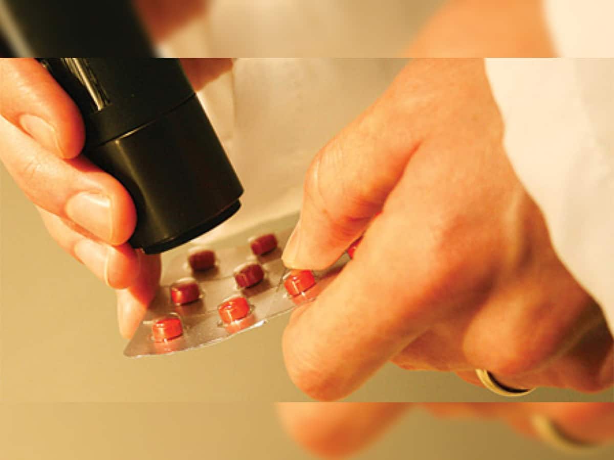 Gandhinagar: ડુપ્લીકેટ દવાઓ બનાવી વિદેશમાં એક્સપોર્ટ કરતી કંપની પર દરોડા, લાખોની કિંમતની દવા ઝડપાઇ