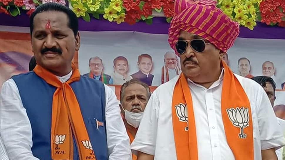જંગે ચડ્યા પહેલા જ ભાજપ અડધી જંગ જીતી ગઇ, 27 સીટો પર ઉમેદવારો બિનહરીફ જાહેર થયા જંગે ચડ્યા પહેલા જ ભાજપ અડધી જંગ જીતી ગઇ, 27 સીટો પર ઉમેદવારો બિનહરીફ જાહેર થયા