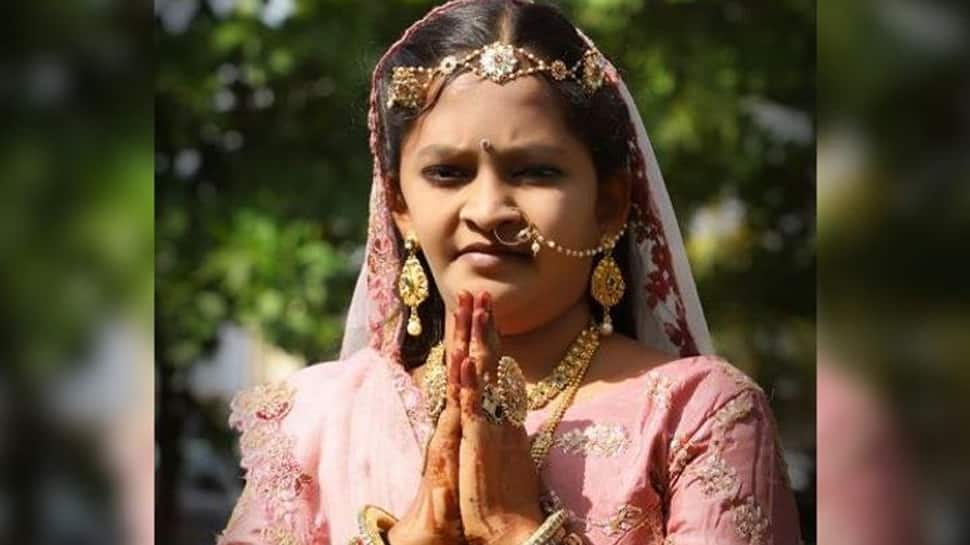 પિતાના ઘરની વૈભવી દુનિયા છોડીને સુરતની 17 વર્ષની રેન્સીએ દીક્ષા લીધી પિતાના ઘરની વૈભવી દુનિયા છોડીને સુરતની 17 વર્ષની રેન્સીએ દીક્ષા લીધી