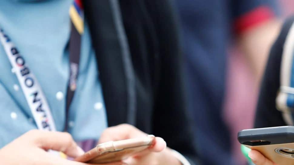 Mobile Recharge: હવે મોંઘા થશે મોબાઇલ રિચાર્જ પ્લાન, કંપનીઓ વધારી શકે છે ટેરિફ Mobile Recharge: હવે મોંઘા થશે મોબાઇલ રિચાર્જ પ્લાન, કંપનીઓ વધારી શકે છે ટેરિફ