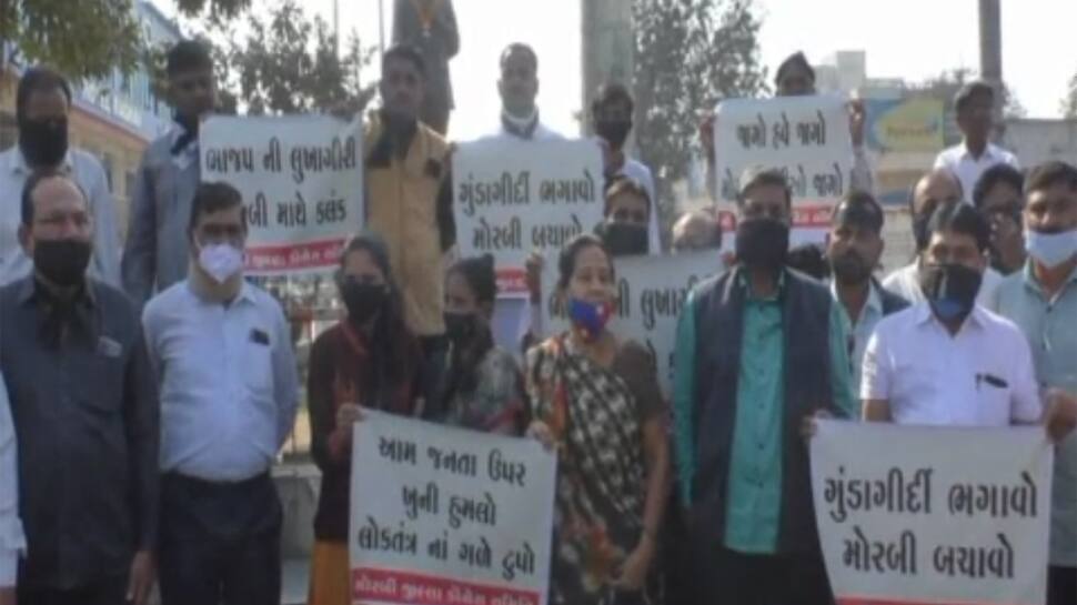 MORBI: કોંગ્રેસ આગેવાન પર જીવલેણ હૂમલો, વિરોધ માટે મૌન રેલીને તંત્ર દ્વારા મંજૂરી જ ન અપાઇ MORBI: કોંગ્રેસ આગેવાન પર જીવલેણ હૂમલો, વિરોધ માટે મૌન રેલીને તંત્ર દ્વારા મંજૂરી જ ન અપાઇ