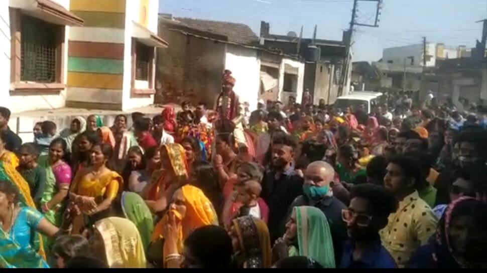 ‘તારા માથે પાઘડી શોભતી નથી...’ કહીને ગુજરાતમાં દલિત દીકરીનો વરઘોડો અટકાવ્યો ‘તારા માથે પાઘડી શોભતી નથી...’ કહીને ગુજરાતમાં દલિત દીકરીનો વરઘોડો અટકાવ્યો