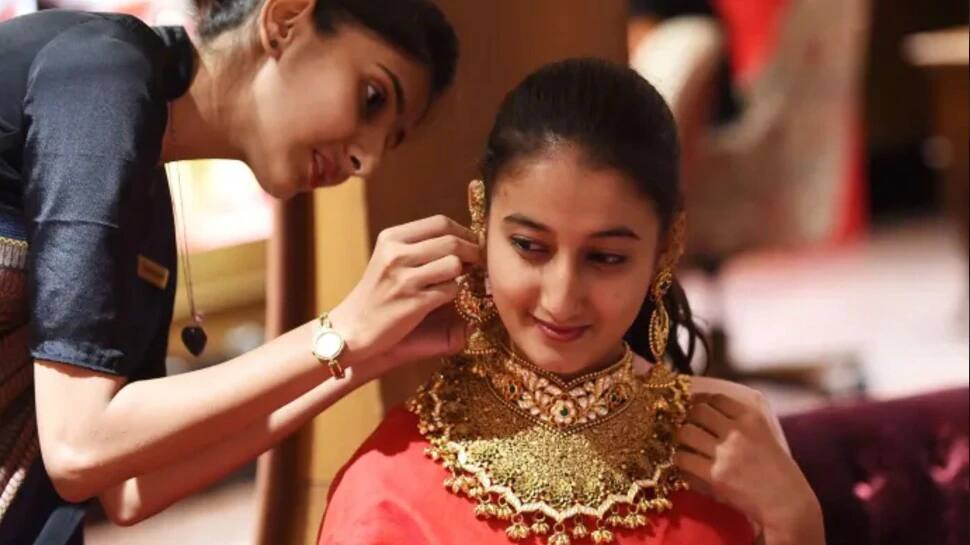 Gold Price Today, 19 February 2021: 10,000થી વધુ સસ્તું થયું સોનું, 9 મહિનાના નીચલા સ્તરે પહોંચ્યું Gold Price Today, 19 February 2021: 10,000થી વધુ સસ્તું થયું સોનું, 9 મહિનાના નીચલા સ્તરે પહોંચ્યું