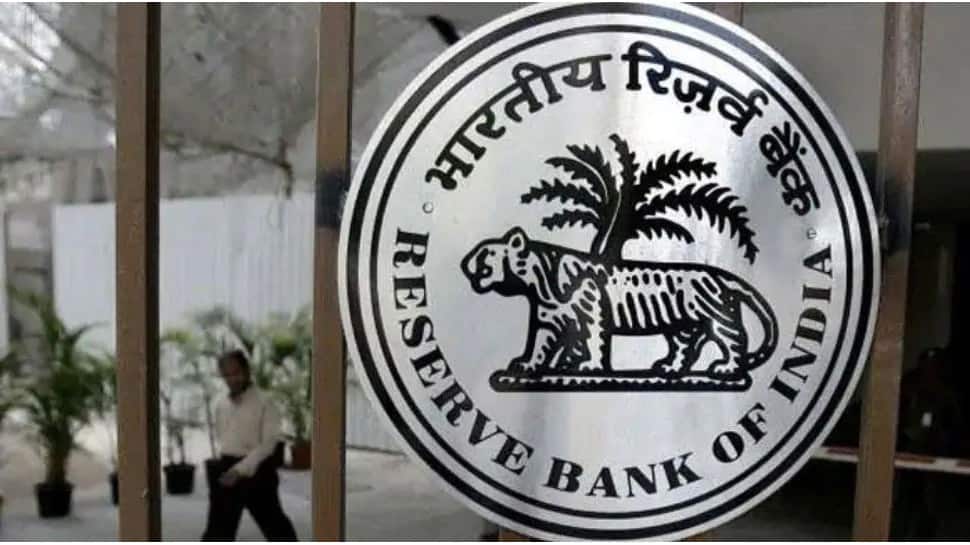 RBI એ હવે આ બેંક પર લગાવ્યો પ્રતિબંધ, 6 મહિનામાં ઉપાડી શકશે માત્ર 1000 રૂપિયા RBI એ હવે આ બેંક પર લગાવ્યો પ્રતિબંધ, 6 મહિનામાં ઉપાડી શકશે માત્ર 1000 રૂપિયા