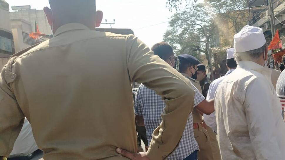 Ahmedabad: ભાજપ અને કોંગ્રેસના કાર્યકરો વચ્ચે માથાકૂટ, પોલીસ કાફલો દોડતો થયો Ahmedabad: ભાજપ અને કોંગ્રેસના કાર્યકરો વચ્ચે માથાકૂટ, પોલીસ કાફલો દોડતો થયો