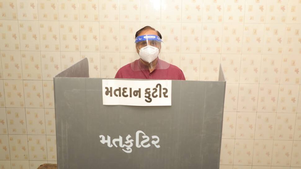 મુખ્યમંત્રીએ રાજકોટમાં મતદાન બાદ પત્રકાર પરિષદ સંબોધી, યુવાનોને મતદાન કરવા અપીલ કરી મુખ્યમંત્રીએ રાજકોટમાં મતદાન બાદ પત્રકાર પરિષદ સંબોધી, યુવાનોને મતદાન કરવા અપીલ કરી