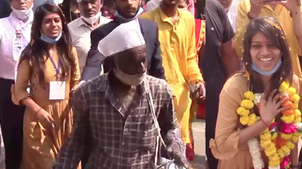 Surat: 22 વર્ષની ઉંમરે પાયલ સાકરીયાની રાજકારણમાં એન્ટ્રી સાથે જ મેળવ્યો શાનદાર વિજય Surat: 22 વર્ષની ઉંમરે પાયલ સાકરીયાની રાજકારણમાં એન્ટ્રી સાથે જ મેળવ્યો શાનદાર વિજય