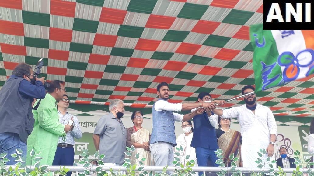 TMC ને મળ્યો આ ક્રિકેટરનો સાથ, હુગલીમાં મમતા બેનરજીની હાજરીમાં પાર્ટી જોઈન કરી TMC ને મળ્યો આ ક્રિકેટરનો સાથ, હુગલીમાં મમતા બેનરજીની હાજરીમાં પાર્ટી જોઈન કરી