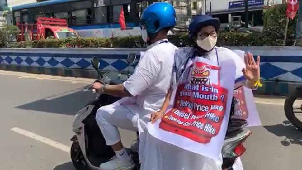 Mamata Banerjee ઈલેક્ટ્રિક સ્કૂટી પર સવાર થઈ પહોંચ્યા સચિવાલય, પેટ્રોલ ડીઝલના ભાવવધારાનો વિરોધ કર્યો Mamata Banerjee ઈલેક્ટ્રિક સ્કૂટી પર સવાર થઈ પહોંચ્યા સચિવાલય, પેટ્રોલ ડીઝલના ભાવવધારાનો વિરોધ કર્યો