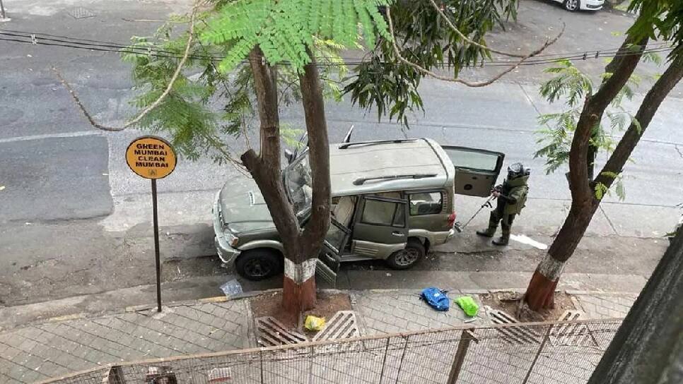 Mumbai: ઉદ્યોગપતિ મુકેશ અંબાણીના ઘરની બહાર મળી શંકાસ્પદ કાર, તપાસ શરૂ Mumbai: ઉદ્યોગપતિ મુકેશ અંબાણીના ઘરની બહાર મળી શંકાસ્પદ કાર, તપાસ શરૂ