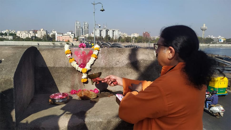 જે માણેકનાથજીએ અમદાવાદની પહેલી ઈંટ મૂકી હતી, તેમનો પરિવાર 610 વર્ષથી માણેક બુર્જને પૂજે છે જે માણેકનાથજીએ અમદાવાદની પહેલી ઈંટ મૂકી હતી, તેમનો પરિવાર 610 વર્ષથી માણેક બુર્જને પૂજે છે