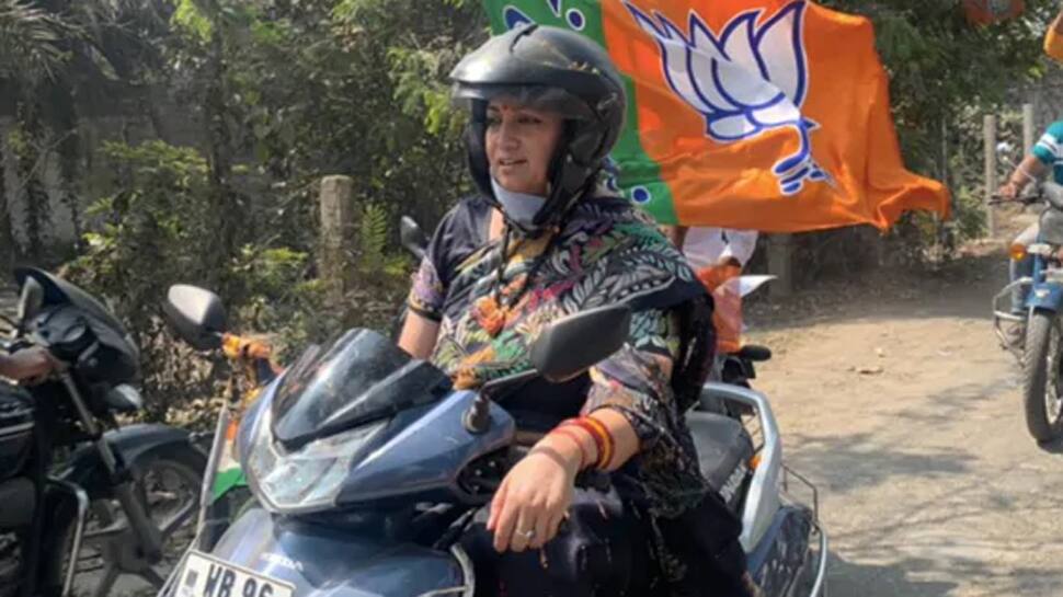 West Bengal નો ચૂંટણી જંગ રસ્તા પર, મમતા બાદ હવે સ્મૃતિ ઇરાની જોવા મળ્યાં સ્કૂટર પર સવાર West Bengal નો ચૂંટણી જંગ રસ્તા પર, મમતા બાદ હવે સ્મૃતિ ઇરાની જોવા મળ્યાં સ્કૂટર પર સવાર