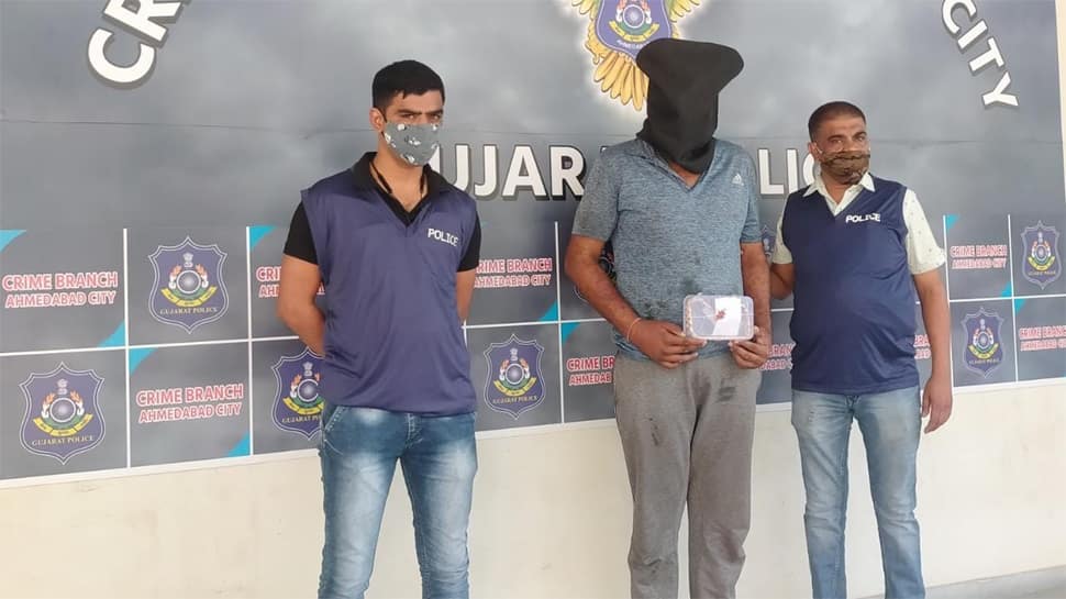 Ahmedabad: જમીન દલાલનું અપહરણ કરી ખંડણી માંગનાર ઝડપાયો, 9 જેટલા ફરાર આરોપી ફરાર Ahmedabad: જમીન દલાલનું અપહરણ કરી ખંડણી માંગનાર ઝડપાયો, 9 જેટલા ફરાર આરોપી ફરાર