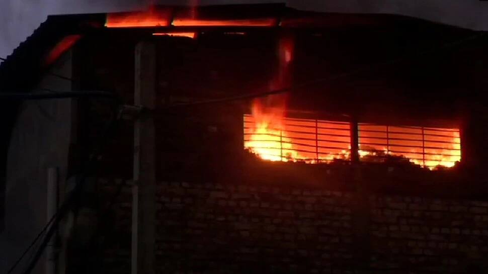 Delhi Fire: ફેક્ટરીમાં લાગી આગ, ફાયર બ્રિગેડની 16 ગાડીઓ ઘટનાસ્થળે પહોંચી Delhi Fire: ફેક્ટરીમાં લાગી આગ, ફાયર બ્રિગેડની 16 ગાડીઓ ઘટનાસ્થળે પહોંચી