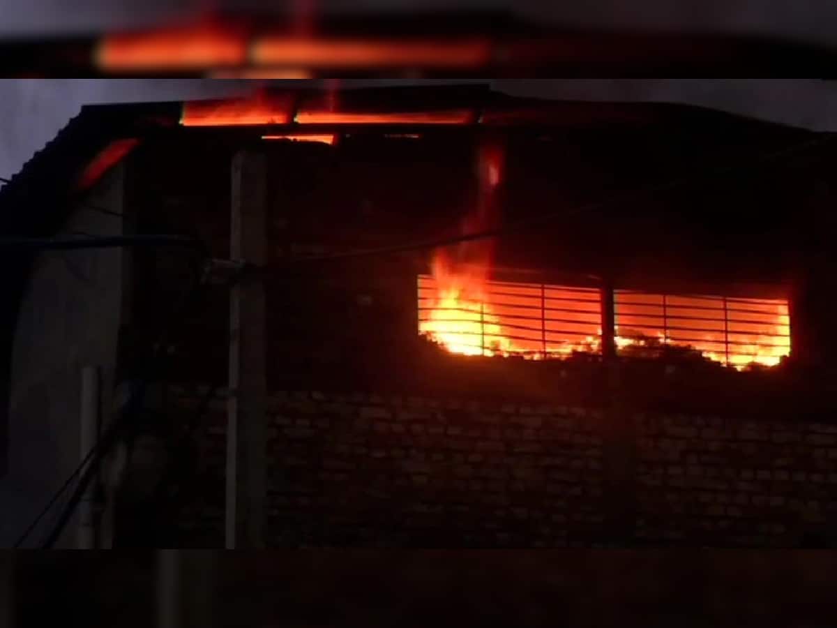 Delhi Fire: ફેક્ટરીમાં લાગી આગ, ફાયર બ્રિગેડની 16 ગાડીઓ ઘટનાસ્થળે પહોંચી