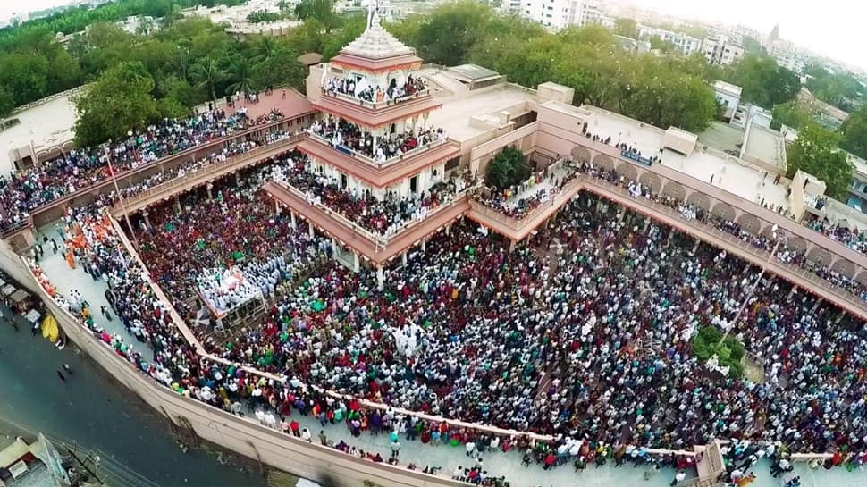 નડિયાદમાં વર્ષે એક જ વાર આ મંદિરમાં આરતી ઉતરે છે, હજારો કિલો સાકર-કોપરાનો આકાશમાંથી વરસાદ થાય છે નડિયાદમાં વર્ષે એક જ વાર આ મંદિરમાં આરતી ઉતરે છે, હજારો કિલો સાકર-કોપરાનો આકાશમાંથી વરસાદ થાય છે