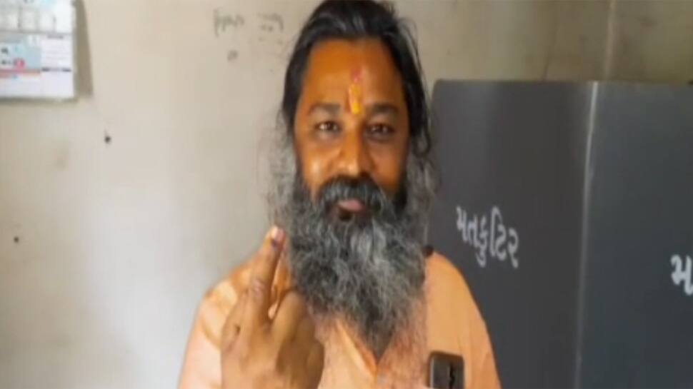Gir Somnath: છેલ્લા 74 વર્ષથી આજ સુધી આ બુથ પર હંમેશા થયું છે 100% મતદાન Gir Somnath: છેલ્લા 74 વર્ષથી આજ સુધી આ બુથ પર હંમેશા થયું છે 100% મતદાન