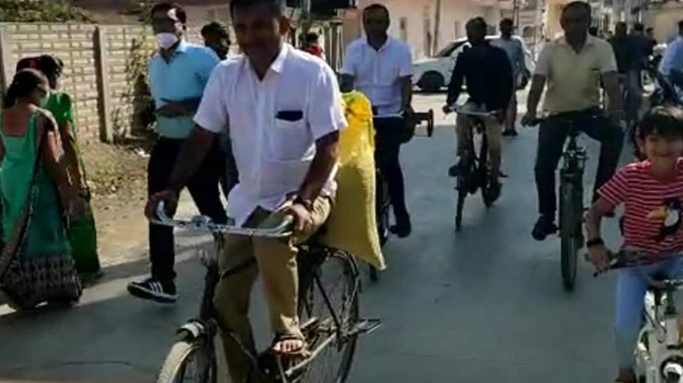કોંગ્રેસના નેતા પરેશ ધાનાણી સાયકલ માથે ખાતરની થેલી લઇને મતદાન કરવા માટે પહોંચ્યા