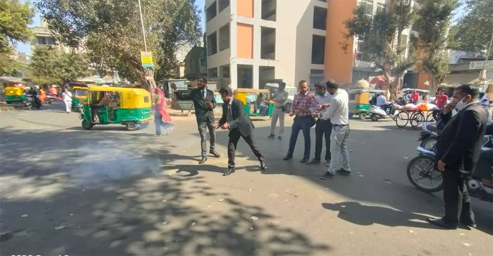 Gujarat: 11 મહિના બાદ રાજ્યની કોર્ટ થઇ શરુ, વકીલોએ ફટાકડા ફોડી કરી ઉજવણી Gujarat: 11 મહિના બાદ રાજ્યની કોર્ટ થઇ શરુ, વકીલોએ ફટાકડા ફોડી કરી ઉજવણી