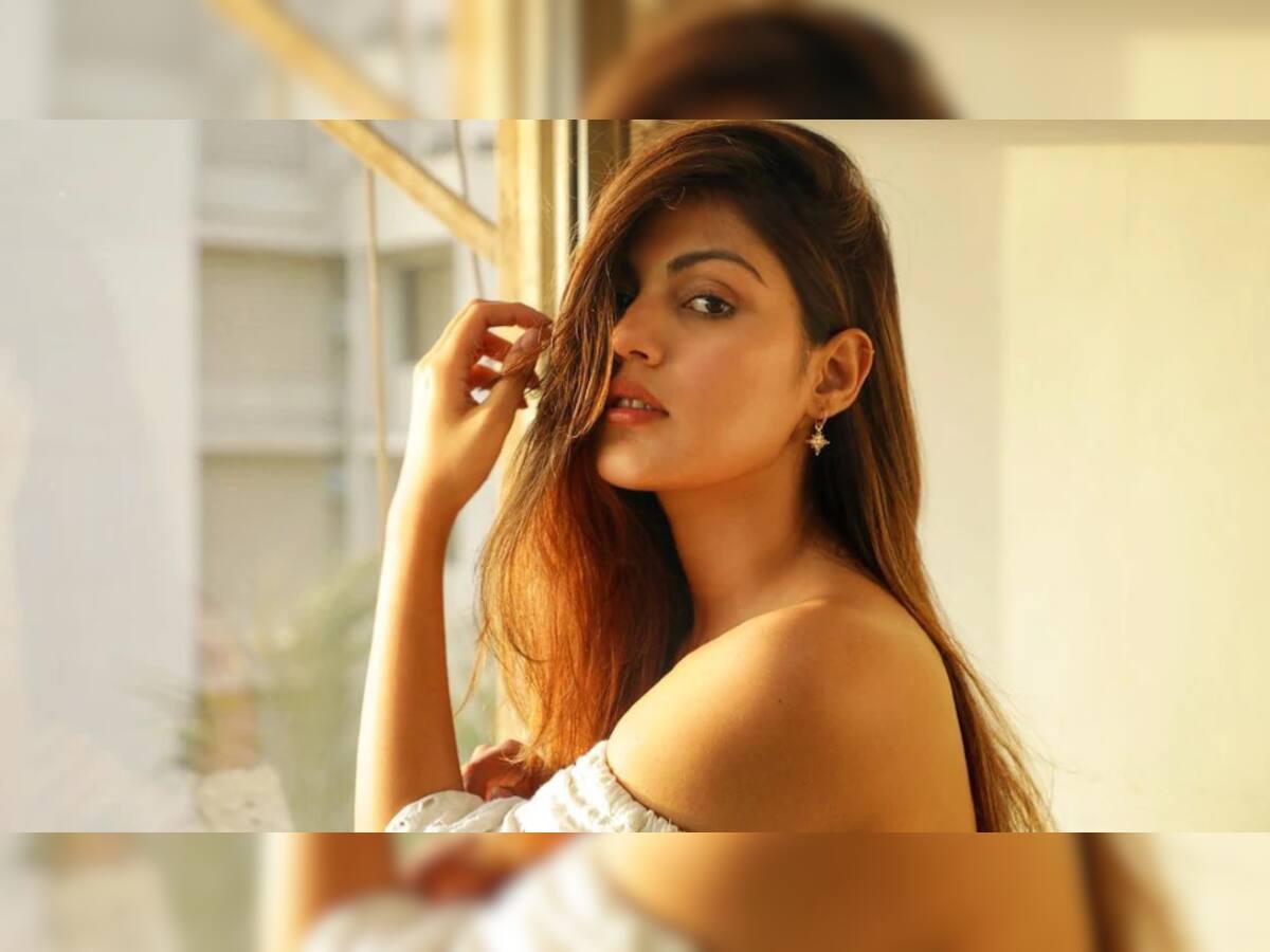 Rhea Chakraborty તેના ભાઈ Showik સાથે જોવા મળી એરપોર્ટ પર, આ એક ખાસ મેસેજ થયો વાયરલ