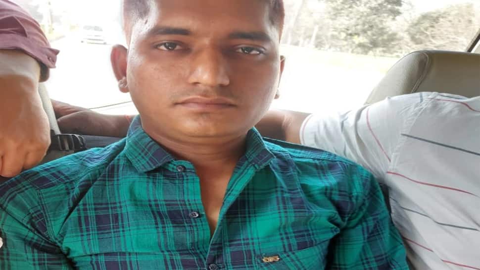 Vadodara: લાખોની સોનાની લૂંટ કરનારને ખેતરમાં પીછો કરીને પોલીસે ઝડપી લીધો Vadodara: લાખોની સોનાની લૂંટ કરનારને ખેતરમાં પીછો કરીને પોલીસે ઝડપી લીધો