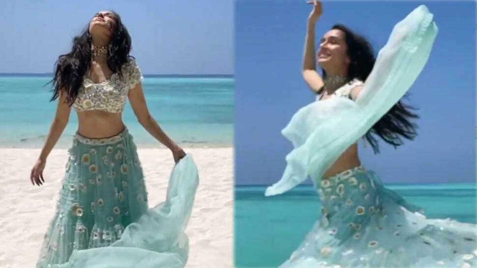 Shraddha Kapoor એ બ્લૂ લહેંગામાં માલદીવના બીચ પર કર્યો ડાન્સ, Video થયો Viral Shraddha Kapoor એ બ્લૂ લહેંગામાં માલદીવના બીચ પર કર્યો ડાન્સ, Video થયો Viral