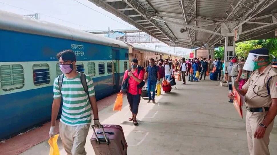 Mumbai: વધુ એક ઝટકો, પ્લેટફોર્મ ટિકિટ થઈ મોંઘી, પાંચ ગણો ભાવ વધારો Mumbai: વધુ એક ઝટકો, પ્લેટફોર્મ ટિકિટ થઈ મોંઘી, પાંચ ગણો ભાવ વધારો