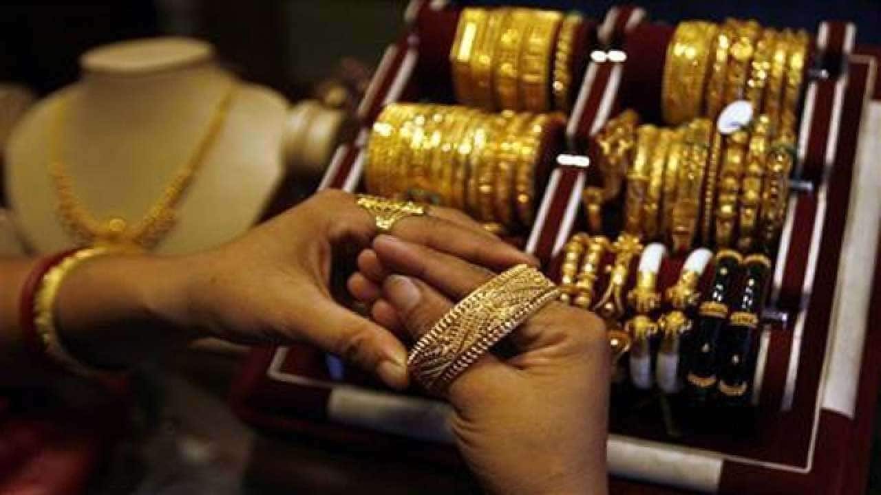 Gold-Silver Price: સોનાના ભાવમાં ઘટાડો, ચાંદીમાં તેજી, જાણો આજની કિંમત Gold-Silver Price: સોનાના ભાવમાં ઘટાડો, ચાંદીમાં તેજી, જાણો આજની કિંમત