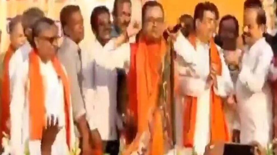 VIDEO: TMC માંથી BJP જોડાયા બાદ મંચ પર જ 'ઉઠક-બેઠક' કરવા લાગ્યા નેતા, કારણ પણ જણાવ્યું... VIDEO: TMC માંથી BJP જોડાયા બાદ મંચ પર જ 'ઉઠક-બેઠક' કરવા લાગ્યા નેતા, કારણ પણ જણાવ્યું...