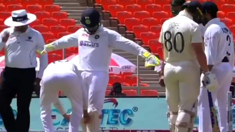 Ind vs Eng: Rishabh Pant ના પેડમાં શું શોધી રહ્યો છે કોહલી? VIDEO જોઈને હસી પડશો Ind vs Eng: Rishabh Pant ના પેડમાં શું શોધી રહ્યો છે કોહલી? VIDEO જોઈને હસી પડશો