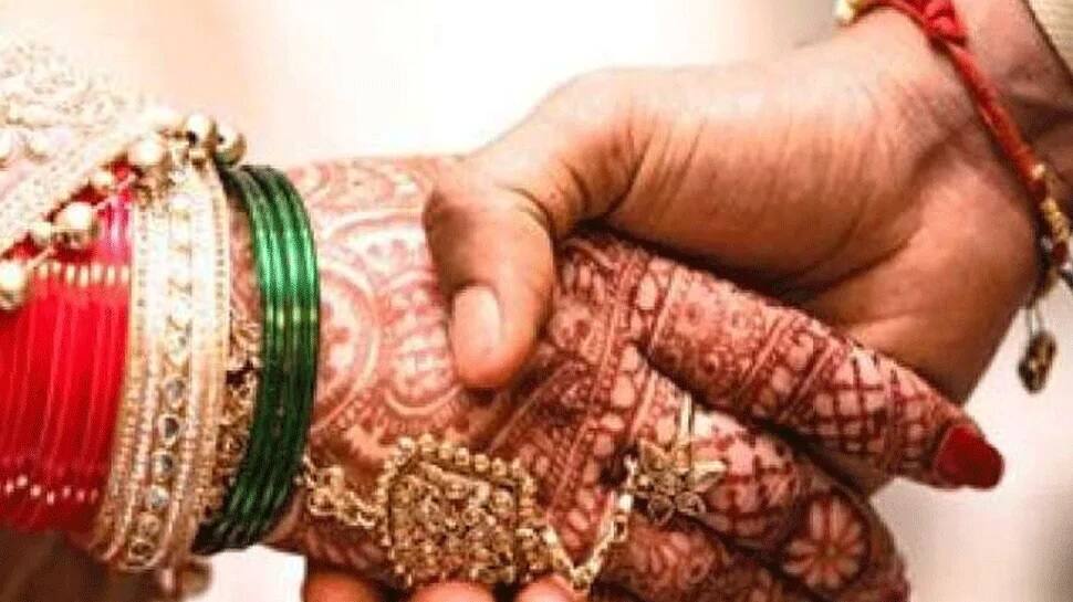 Odisha: ખુશીથી લગ્નની વિધિ સંપન્ન કરી, વિદાય સમયે કન્યાને હાર્ટ એટેક આવતા થયું નિધન Odisha: ખુશીથી લગ્નની વિધિ સંપન્ન કરી, વિદાય સમયે કન્યાને હાર્ટ એટેક આવતા થયું નિધન