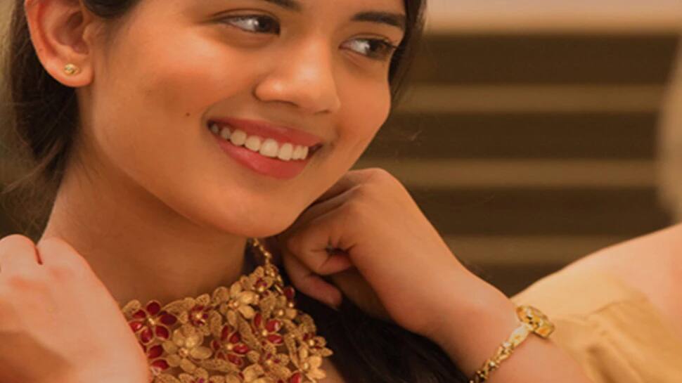 Gold Price Today, 10 March 2021: તહેવારો પહેલા સસ્તું થયું સોનું, આ વર્ષે 5200 રૂપિયા સુધી ઘટ્યા છે ભાવ Gold Price Today, 10 March 2021: તહેવારો પહેલા સસ્તું થયું સોનું, આ વર્ષે 5200 રૂપિયા સુધી ઘટ્યા છે ભાવ