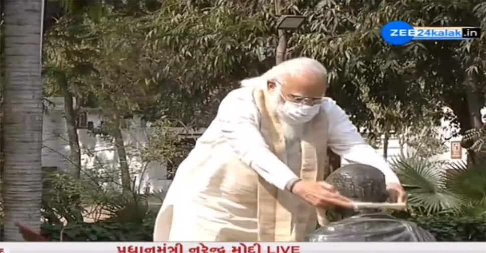 Azadi ka Amrut Mahotsav live: PM મોદી સાબરમતી આશ્રમ પહોંચ્યા, બાપૂની પ્રતિમાને સૂતરની આંટી અર્પણ કરી