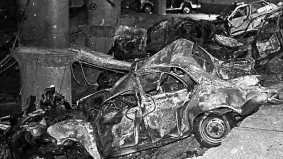 1993 Mumbai Blast: બ્લાસ્ટમાં 250 લોકોએ ગુમાવ્યો હતો જીવ, વાંચો 2 બહાદુરની કહાની 1993 Mumbai Blast: બ્લાસ્ટમાં 250 લોકોએ ગુમાવ્યો હતો જીવ, વાંચો 2 બહાદુરની કહાની