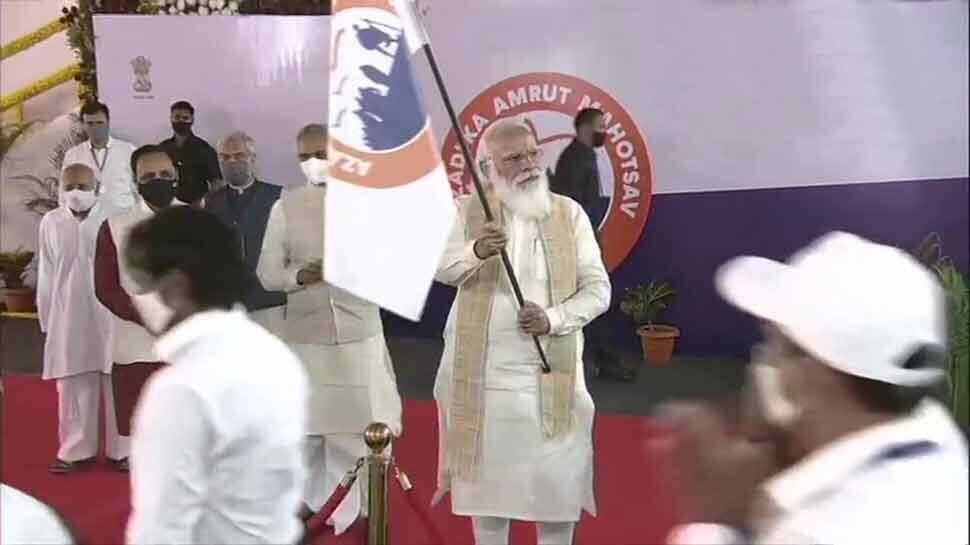 Azadi ka Amrut Mahotsav: PM મોદીએ દાંડી યાત્રાનો કરાવ્યો આરંભ, કહ્યું- રાષ્ટ્રનું ગૌરવ ત્યારે જ જાગૃત રહે જ્યારે લોકોનું બલિદાન આવનારી પેઢી સુધી પહોંચે Azadi ka Amrut Mahotsav: PM મોદીએ દાંડી યાત્રાનો કરાવ્યો આરંભ, કહ્યું- રાષ્ટ્રનું ગૌરવ ત્યારે જ જાગૃત રહે જ્યારે લોકોનું બલિદાન આવનારી પેઢી સુધી પહોંચે
