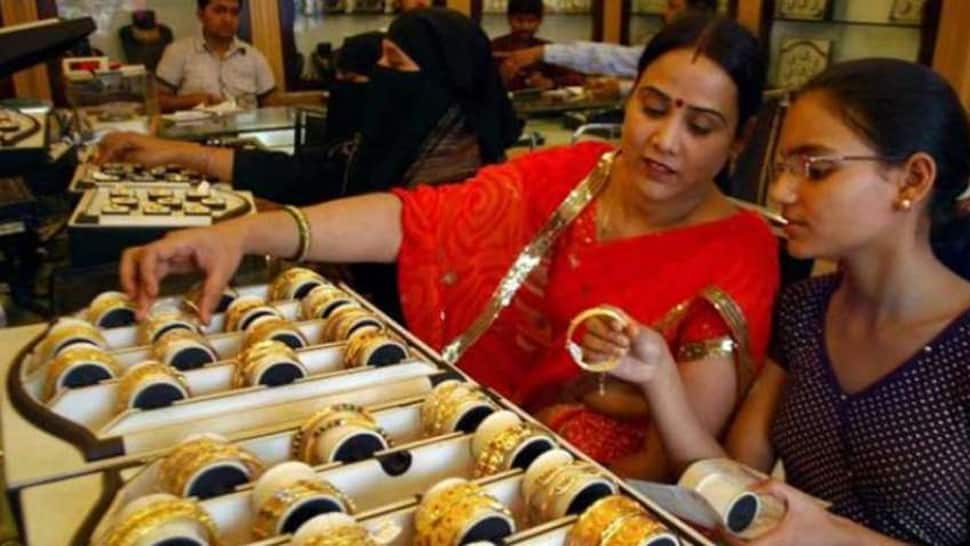 Gujarat માં Gold ના ભાવ ઘટ્યા, મોટી સંખ્યામાં લોકો ખરીદારી કરવા સુરત પહોંચ્યા Gujarat માં Gold ના ભાવ ઘટ્યા, મોટી સંખ્યામાં લોકો ખરીદારી કરવા સુરત પહોંચ્યા