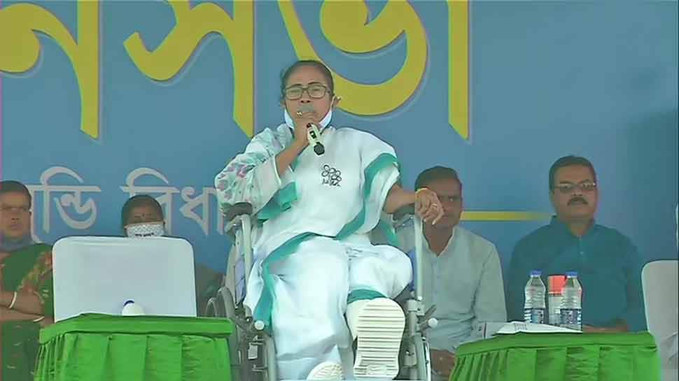 West Bengal Election 2021: મમતા બેનર્જીએ ખેલ્યું ઈમોશનલ કાર્ડ, કહ્યું- 'હું તૂટેલા પગ સાથે લડી શકું તો...' West Bengal Election 2021: મમતા બેનર્જીએ ખેલ્યું ઈમોશનલ કાર્ડ, કહ્યું- 'હું તૂટેલા પગ સાથે લડી શકું તો...'