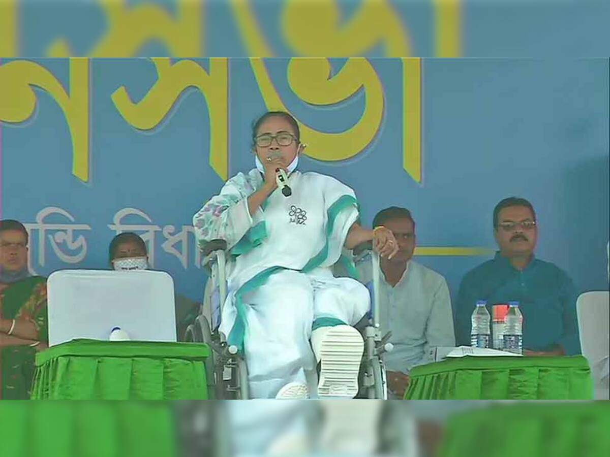 West Bengal Election 2021: મમતા બેનર્જીએ ખેલ્યું ઈમોશનલ કાર્ડ, કહ્યું- 'હું તૂટેલા પગ સાથે લડી શકું તો...'