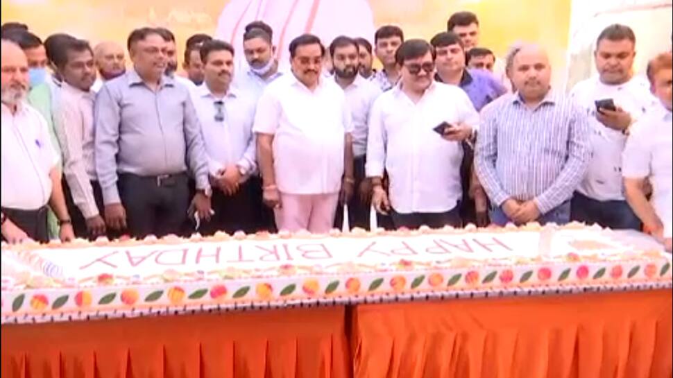 67 કિલોની કેક કાપીને ભાજપ પ્રદેશ અધ્યક્ષનો જન્મદિવસ ઉજવાયો 67 કિલોની કેક કાપીને ભાજપ પ્રદેશ અધ્યક્ષનો જન્મદિવસ ઉજવાયો
