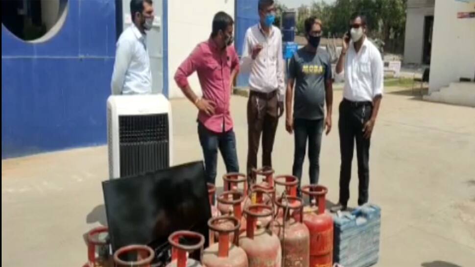 AHMEDABAD: અમદાવાદનો વિચિત્ર ચોર, માત્ર ગેસનાં બાટલા જ ચોરી કરતો હિસ્ટ્રી શીટર ઝડપાયો AHMEDABAD: અમદાવાદનો વિચિત્ર ચોર, માત્ર ગેસનાં બાટલા જ ચોરી કરતો હિસ્ટ્રી શીટર ઝડપાયો