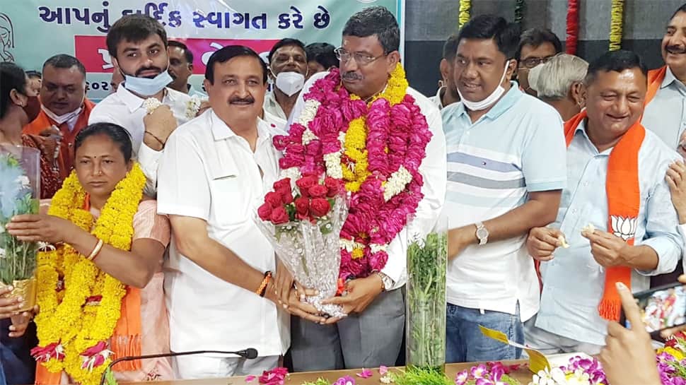Rajkot: જિલ્લા પંચાયતમાં પ્રમુખ-ઉપપ્રમુખની વરણીમાં કોરોના નિયમોનો ભંગ, માસ્ક વગર ઉમટ્યા લોકો Rajkot: જિલ્લા પંચાયતમાં પ્રમુખ-ઉપપ્રમુખની વરણીમાં કોરોના નિયમોનો ભંગ, માસ્ક વગર ઉમટ્યા લોકો