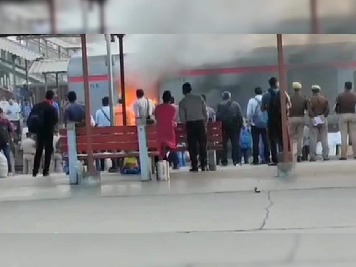 Delhi Lucknow Shatabdi Express દિલ્હી-લખનઉ શતાબ્દી ટ્રેનમાં લાગી આગ, તમામ મુસાફરો સુરક્ષિત