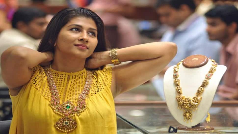 Gold Price Today: સોનું ખરીદવાની ઉત્તમ તક, ચાંદી પણ થઈ સસ્તી, જાણો શું છે આજની કિંમત Gold Price Today: સોનું ખરીદવાની ઉત્તમ તક, ચાંદી પણ થઈ સસ્તી, જાણો શું છે આજની કિંમત