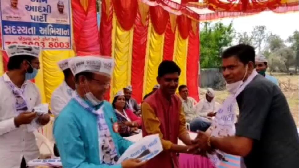 મોરવા હડફની પેટાચૂંટણીમાં ત્રિકોણીય જંગના એંધાણ, ભાજપના 300 કાર્યકર્તા AAP માં જોડાયા મોરવા હડફની પેટાચૂંટણીમાં ત્રિકોણીય જંગના એંધાણ, ભાજપના 300 કાર્યકર્તા AAP માં જોડાયા