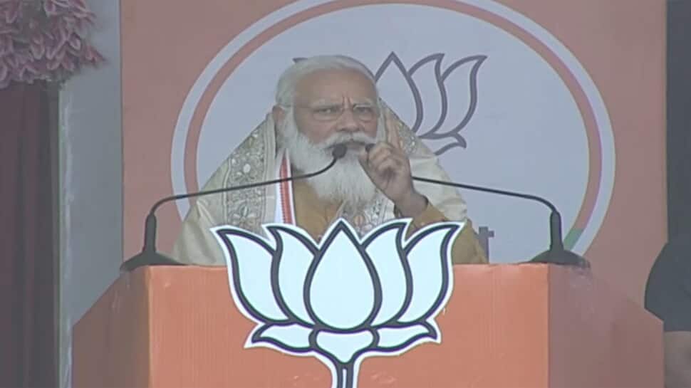 WB Election 2021: પીએમ મોદીએ કર્યો મમતા બેનર્જીને સવાલ, 'બંગાળના ગરીબોના ચોખા કોણે લૂંટ્યા? WB Election 2021: પીએમ મોદીએ કર્યો મમતા બેનર્જીને સવાલ, 'બંગાળના ગરીબોના ચોખા કોણે લૂંટ્યા?